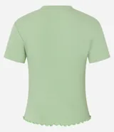 Blusa básica de manga corta y cuello redondo, confeccionada en viscosa texturizada de canalé con elastano y detalle de terminación ondulada en el bajo.