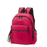 Mochila urbana Las Oreiro, color fucsia, con compartimento principal y bolsillo frontal con cierre. Incluye correas ajustables, manija superior y detalle de llavero colgante con logo de la marca.