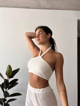 Top blanco de tejido waffle con cuello halter.