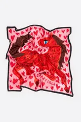 Pañuelo cuadrado de poliéster reciclado con fondo rosado, estampado de corazones rojos y un gran caballo rojo con detalles en marrón, y borde negro. Incluye la inscripción de la marca.