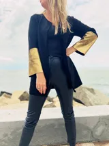 Tapado negro con mangas 3/4 con apliques dorados.