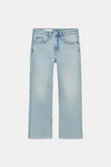 Jeans de tiro alto con diseño de cinco bolsillos y corte cropped flare. Presenta un acabado deshilachado en el bajo y cierre frontal con cremallera y botón metálico.