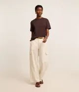 Remera básica de manga corta y cuello redondo, confeccionada en suedine de algodón peruano certificado BCI.