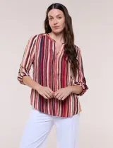 Blusa Zac & Rachel de gasa estampada con rayas verticales en tonos rojos, bordo y azul marino. Cuenta con cuello a la base, escote en V con tapeta de botones y mangas largas regulables.