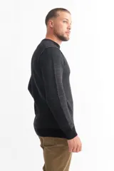 Sweater marrón de punto melange con cuello redondo y mangas largas.