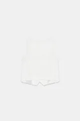 Chaleco negro con cuello en pico, sin mangas, bolsillos delanteros de vivo y cierre frontal con botones a contraste.