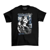 Remera negra de algodón con estampa frontal estilo manga que presenta un robot, personajes y texto en japonés.