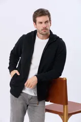 Canguro de felpa color azul marino con cierre frontal completo, capucha con cordones y bolsillos canguro.