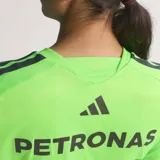 Remera deportiva Adidas de manga corta para hombre, modelo Mercedes-AMG Petronas F1 Team, de color verde fluo con degradado negro en la parte inferior y múltiples logos de patrocinadores impresos en el frente.