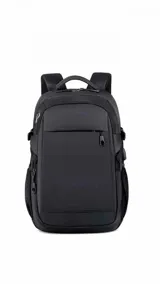 Mochila urbana de color negro con compartimento principal amplio, bolsillo frontal vertical con cierre y bolsillos laterales de red. Cuenta con correas ajustables con broches laterales, compartimento para notebook y faja trasera para sujetar a valijas.