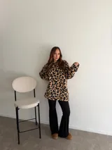 Buzo de peluche con estampado animal print de leopardo, de corte oversize, cuello redondo y mangas largas.