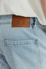 Jean cargo de algodón con calce suelto, color negro lavado con efecto desgastado, con múltiples bolsillos utilitarios en los laterales.