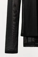 Camiseta de manga larga color beige, con cuello redondo y detalle de camiseta interior en el mismo tejido. Tiene un bajo asimétrico y corte slim fit.