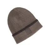 Gorro de lana gris con una franja horizontal negra y logo de la marca en un parche de cuero sintético.