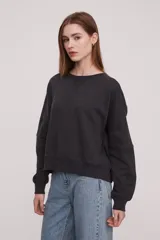 Sudadera gris oscuro de corte holgado y manga larga.