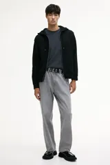 Campera negra con capucha forrada en punto, cierre frontal, cordón ajustable y bolsillos laterales. Puños y bajo acanalados.