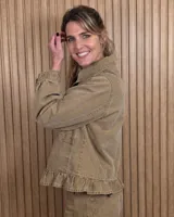 Sobrecamisa de pana color gris con diseño a rayas diagonales sutiles, cuello camisero, cierre frontal con botones, bolsillos aplicados al frente y detalle de volado en el ruedo.