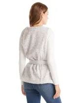 Chaleco faux fur color gris, con broches ocultos en la parte delantera y lazo de ecocuero en la cintura.