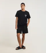 Bermuda masculina marca Blue Steel confeccionada en tejido ripstop de color negro, con cintura elástica, cordón ajustable y bolsillos laterales.