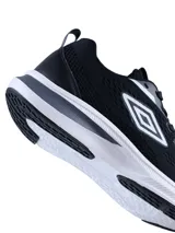 Championes deportivos Umbro modelo Vega, color azul marino con detalles en celeste y suela blanca. Presentan un diseño de malla transpirable con el logo de la marca en el lateral.