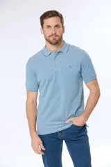 Remera polo lisa de piqué en color celeste, con cuello camisero, cierre frontal con botones y manga corta.