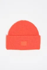 Gorro tipo beanie de punto acanalado en color naranja vibrante, con parche frontal de silicona con el logo de la marca Bimba y Lola.