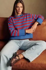 Sweater de punto con diseño de rayas horizontales en azul y rojo, cuello redondo y puños con terminación en color marrón.