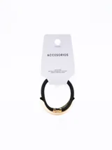 Colero elástico de color negro con un aplique metálico decorativo en tono dorado.