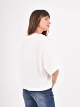 Remera negra de corte holgado con estampa frontal de línea abstracta en color blanco.