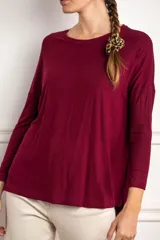 Remerón bordeaux de viscosa con elastano, corte oversize y mangas largas.