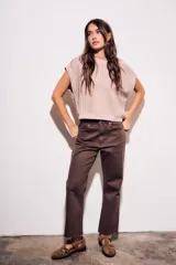 Chaleco sin mangas de tejido de punto color rosado pálido, con textura calada y acabado lurex, corte al cuerpo y cuello redondo.