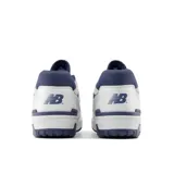 Championes New Balance 550 de cuero blanco con detalles en azul marino y gris.