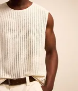 Musculosa masculina de punto con textura calada, cuello redondo y corte regular. Confeccionada en una mezcla de algodón y poliéster.