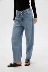 Pantalón de jean celeste de tiro alto, con corte recto y lazo ajustable en la cintura.