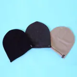 Gorro tipo beanie de punto color negro con borde enrollado y etiqueta de la marca KristoBelga en el lateral.