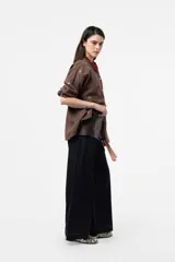 Jean wide leg de denim azul oscuro con tiro alto, corte de pierna ancha y costuras en contraste.