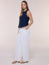 Chaleco de denim azul con silueta entallada, escote redondo cerrado, hilera de botones metálicos frontales y costuras anatómicas.