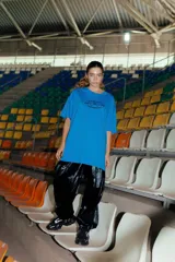 Remerón azul de algodón con estampa al agua en el frente.