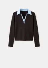 Chaleco de punto grueso color marrón, con diseño entallado, cuello camisero celeste en contraste y mangas largas.