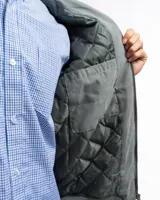 Campera de microfibra color verde militar, con cierre frontal completo, cuello alto y puños y ruedo elásticos en tejido rib.