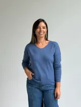 Sweater de punto color azul, con escote en V, manga larga y diseño de calce holgado.