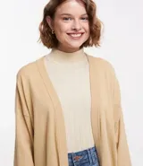 Cardigan de punto básico, con mangas largas y sisa desplazada. Presenta un diseño abierto sin botones, confeccionado en un tejido de punto ligero y versátil.