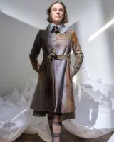 Tapado rojo de lana merino afieltrada, corte recto con lazos para ajustar en la cintura y cuello alto con posibilidad de cruzar los lazos alrededor. Tiene bolsillos laterales.