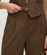 Pantalón de sastrería con corte recto, estampado pied de poule en tonos marrones, cintura con trabillas y bolsillos traseros.
