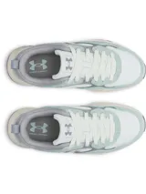 Championes Under Armour modelo Mirage Sport, con diseño de inspiración retro. Presentan una combinación de malla transpirable con superposiciones de gamuza y cuero en tonos verde agua y gris. Incluyen entresuela de EVA acolchada y suela de goma resistente, con el logotipo de la marca en detalle tipo joya en el lateral.