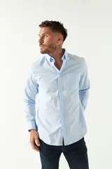 Camisa blanca de manga larga con fit regular y logo bordado.