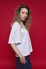 Remera boxy fit blanca de algodón, con silueta amplia y relajada, hombros caídos y mangas amplias.