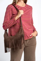 Remera de manga larga con diseño de rayas horizontales en blanco y negro, cuello redondo y corte ajustado al cuerpo.