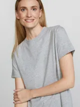 Camiseta básica de manga corta y cuello redondo, confeccionada en tejido de punto gris melange.