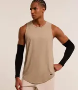 Musculosa deportiva masculina de corte regular, con cuello redondo y etiqueta pequeña en el bajo. Confeccionada en tejido técnico transpirable con costuras visibles.
